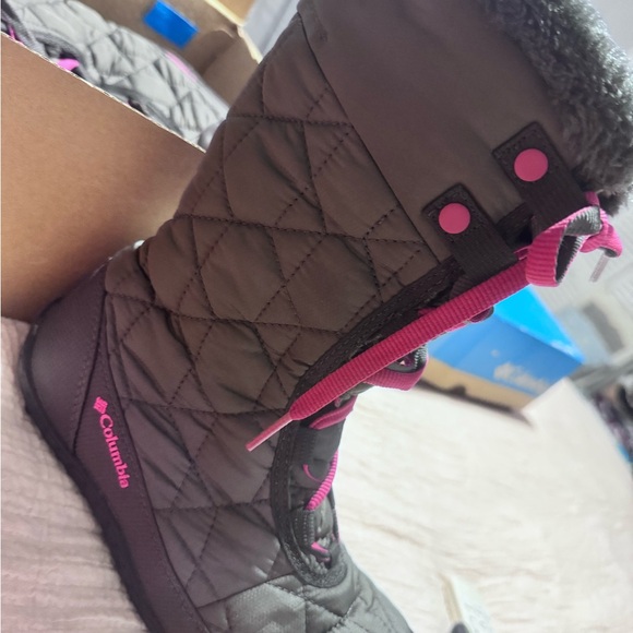 Columbia boots for girl size 5 like new , grey color - Picture 7 of 10